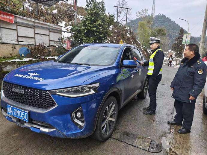 1月26日，梨溪口鄉(xiāng)綜合行政執(zhí)法隊(duì)同片區(qū)派出所開(kāi)展聯(lián)合執(zhí)勤，對(duì)騎乘摩托車(chē)不佩戴安全頭盔，無(wú)牌無(wú)證、駕駛轎車(chē)不系安全帶等違法行為開(kāi)展勸導(dǎo)和查處。 (4)